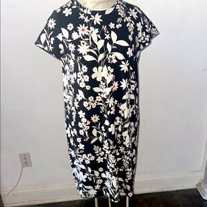 J.Jill Sz S (4-6)

Black dress w/ White floral print red centers